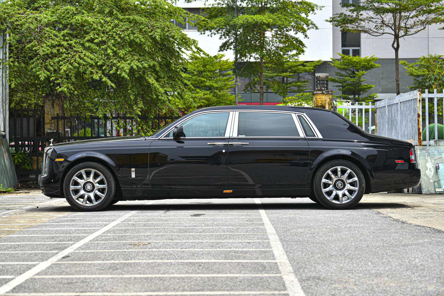 RollsRoyce Phantom Được Độ Thành Xe Limousine